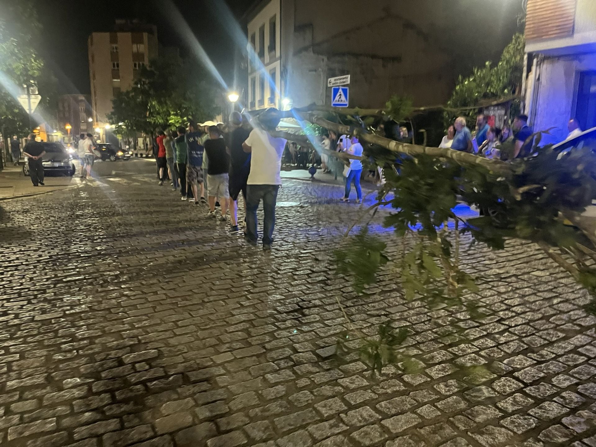 Así fue la plantá del roble por los casados en la plaza de Les Campes de Pola de Siero
