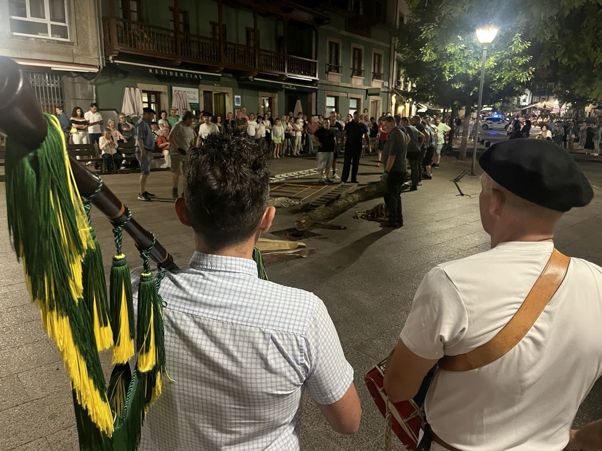 Así fue la plantá del roble por los casados en la plaza de Les Campes de Pola de Siero