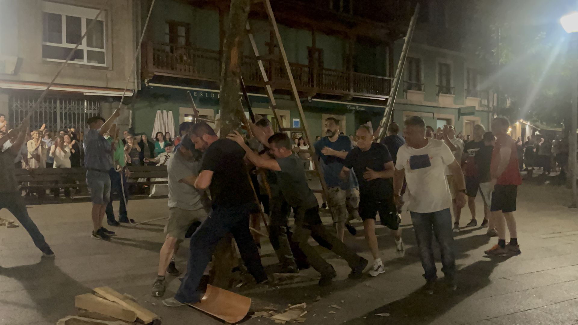 Así fue la plantá del roble por los casados en la plaza de Les Campes de Pola de Siero