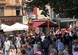 La procesión felguerina del patrón, seguida por cientos de langreanos