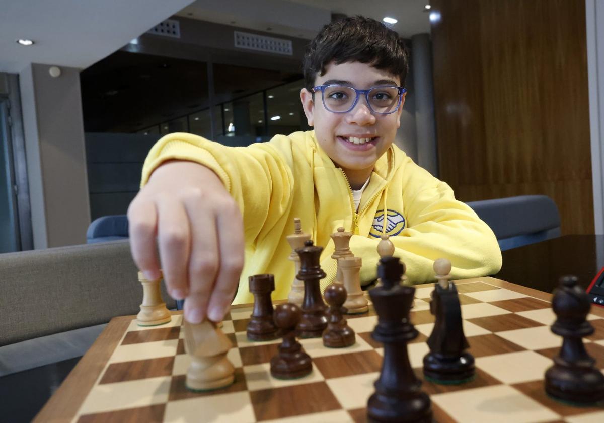 Faustino Oro, con un tablero de ajedrez en el hotel ABBA de Gijón.