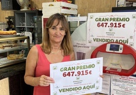 Sara Blanco, con el cartel del gran premio vendido.