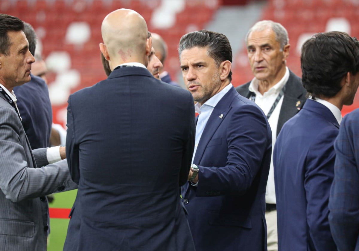 Irarragorri, entre Joaquín y David Guerra, durante una visita a El Molinón.