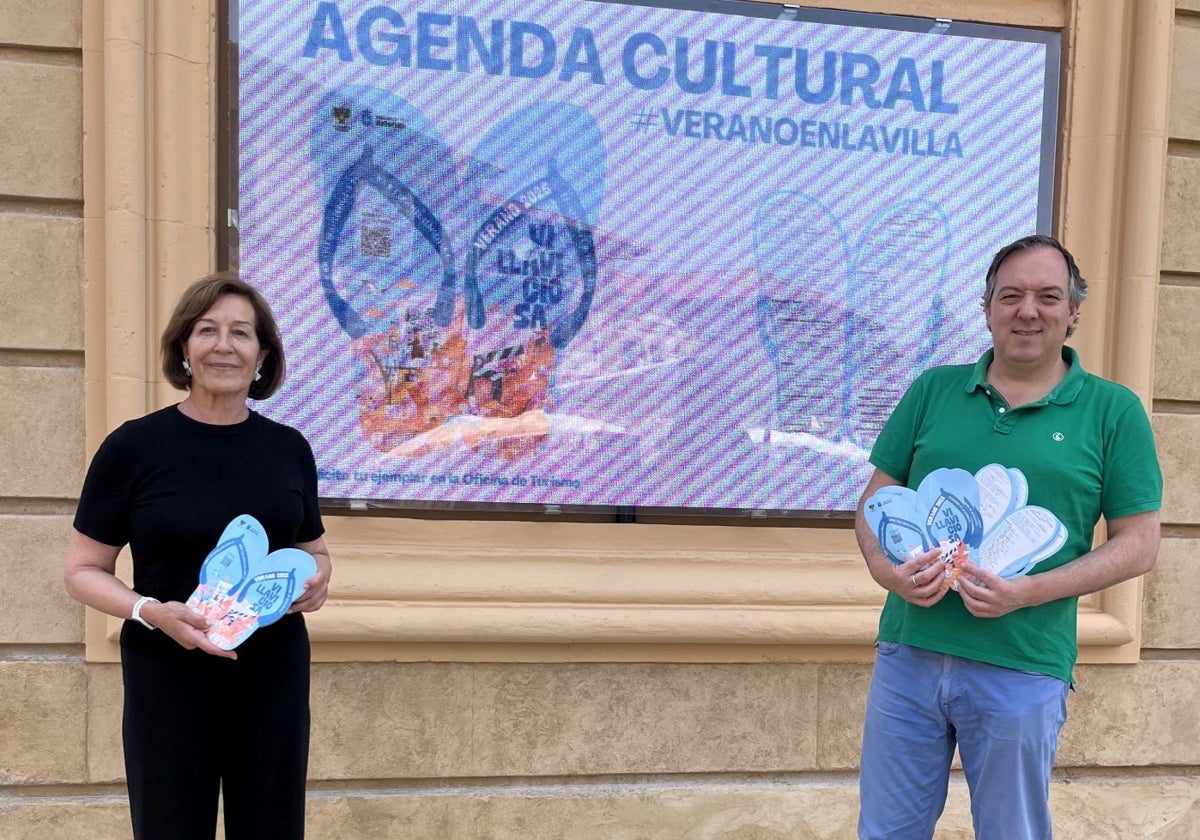 La edil de Cultura de Villaviciosa, Reyes Ugalde, con el alcalde, Alejandro Vega.