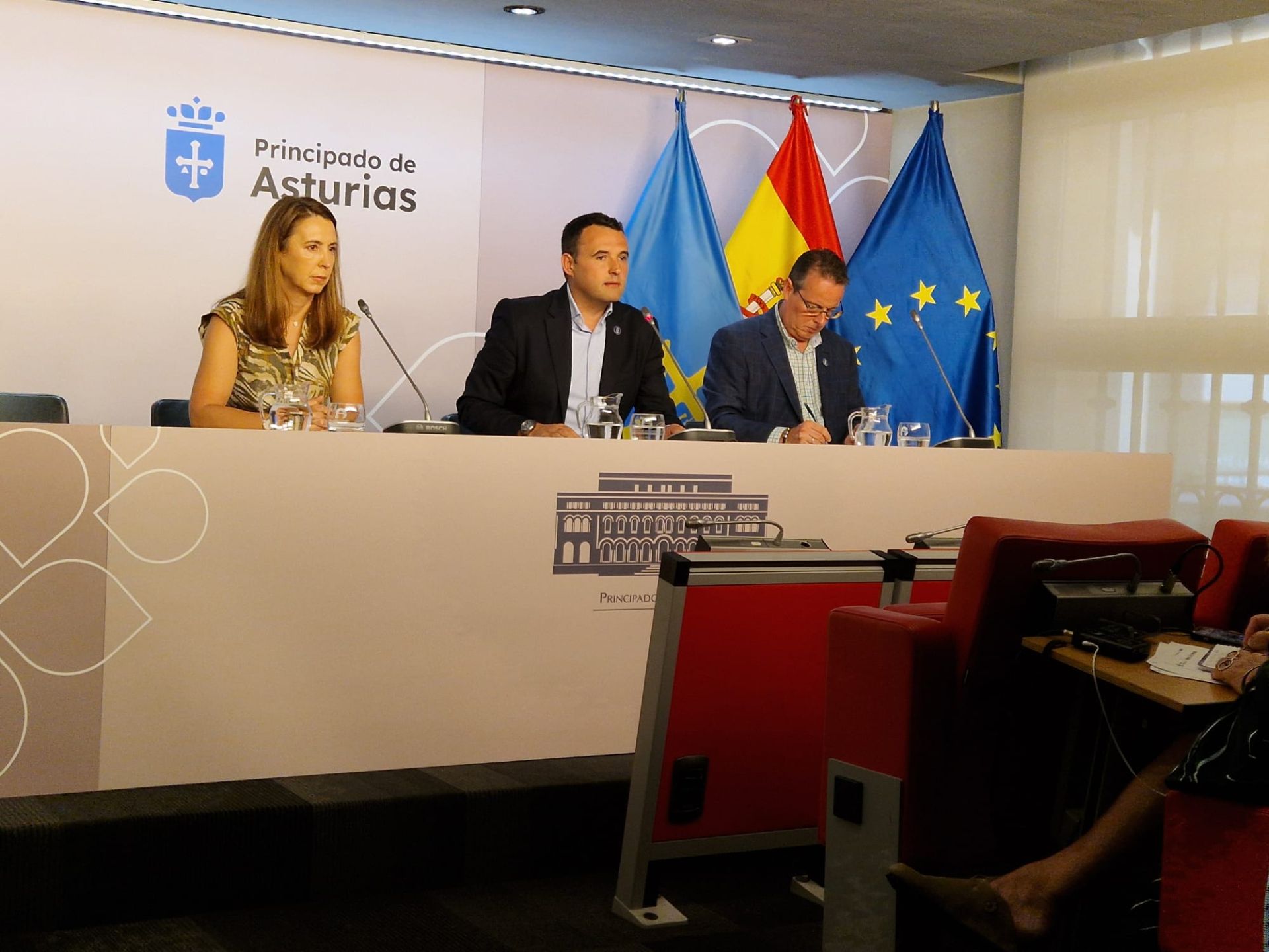 La directora general de Universidad, Cristina González; el portavoz del Gobierno, Guillermo Peláez, y el consejero de Medio Rural y Política Agraria, Marcelino Marcos.