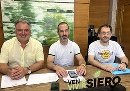 El edil Alejandro Vega; el alcalde, Ángel García; y el técnico municipal David Llanos.