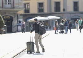 Un turista, a su llegada a Avilés.