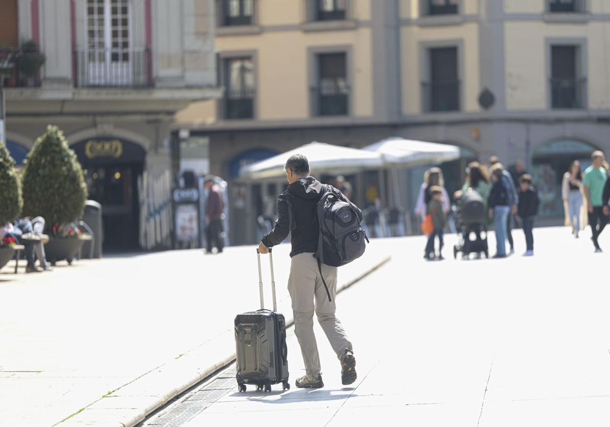 Un turista, a su llegada a Avilés.