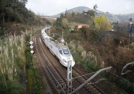 Un Alvia circula por la curva de Villabona.