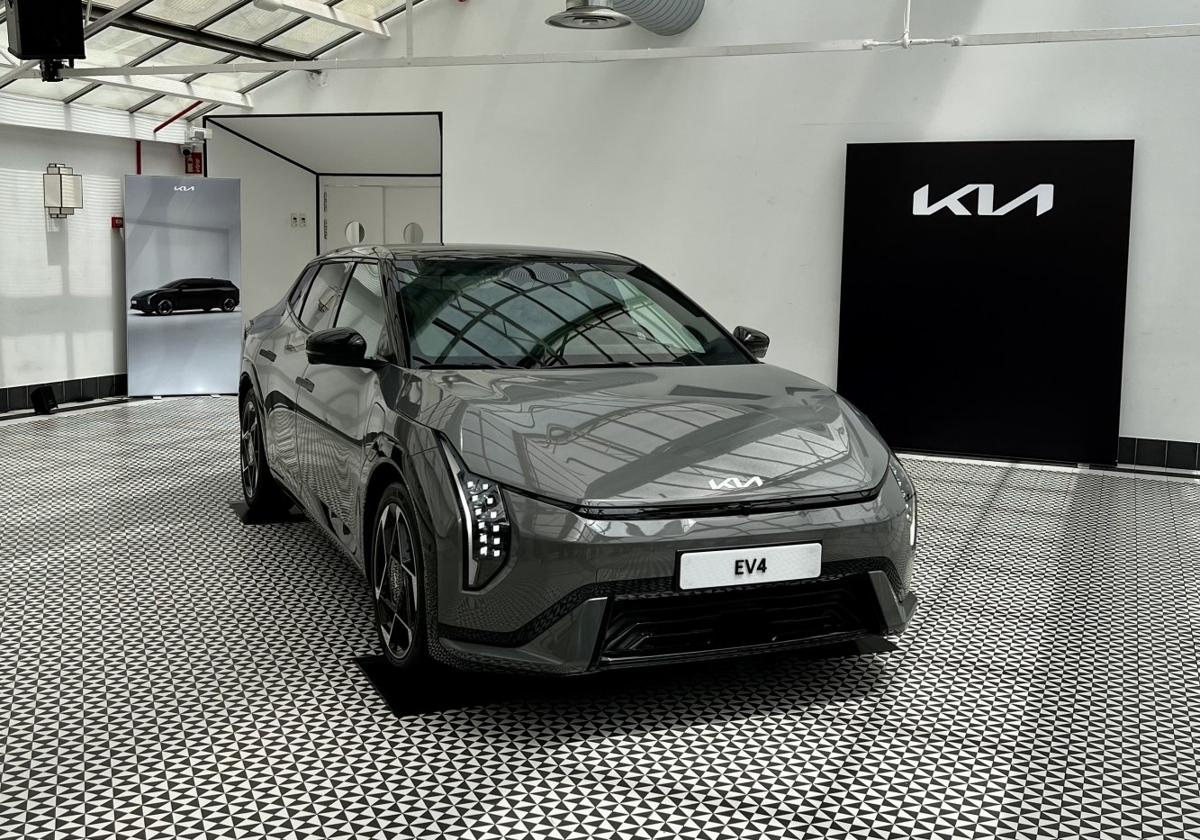 El nuevo Kia EV4 mide 4,70 metros de largo con su carrocería Fastback, y 4,43 metros con la carrocería Sedán.