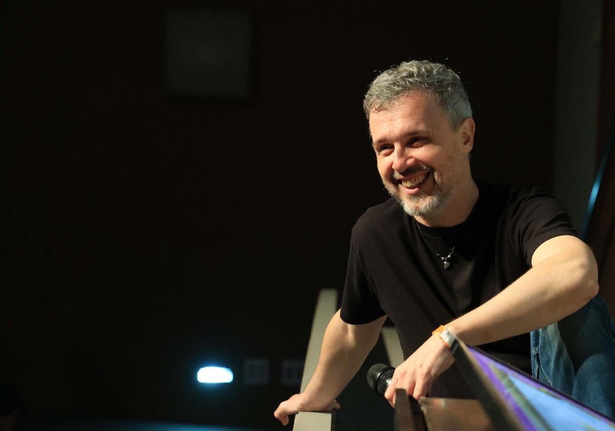 Juan Gómez-Juradoconversó animadamente con sus lectores.