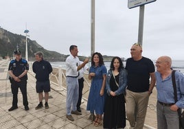 El alcalde, Eloy Alonso, izando la bandera azul en Salinas.