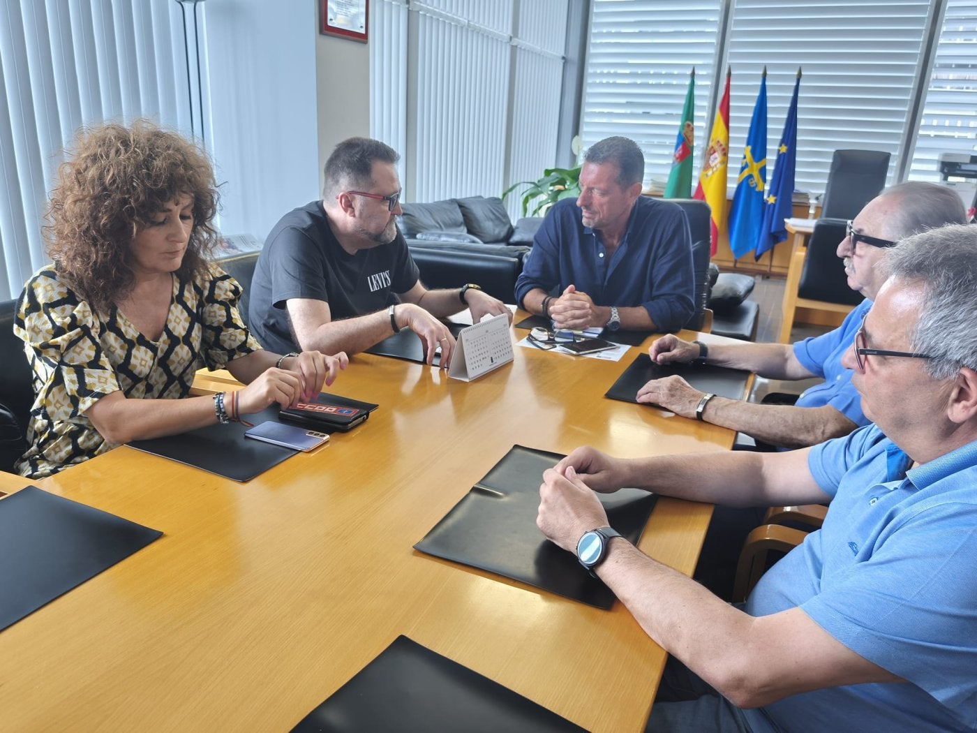 La reunión de la ejecutiva del sindicato con el alcalde de Castrillón.