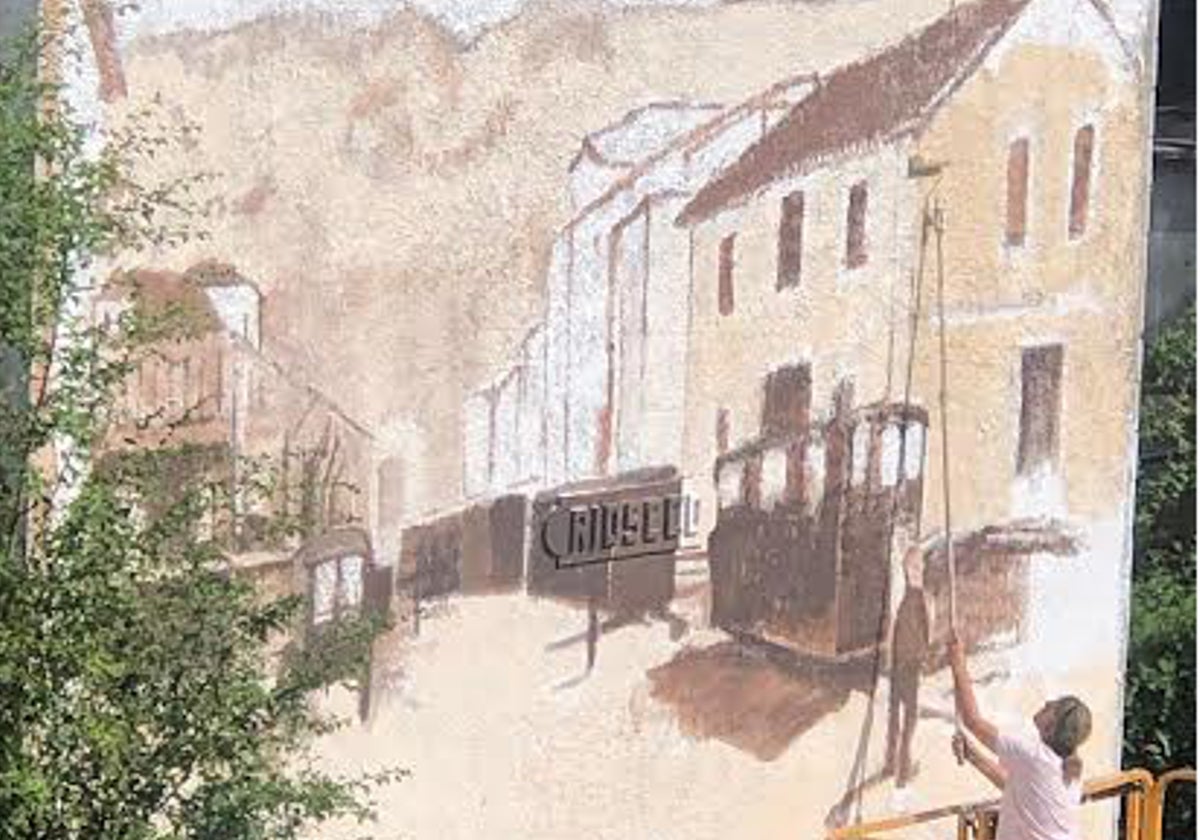 María Jesús Real pintando el gran mural con 'La Campurra' a la entrada de Rioseco