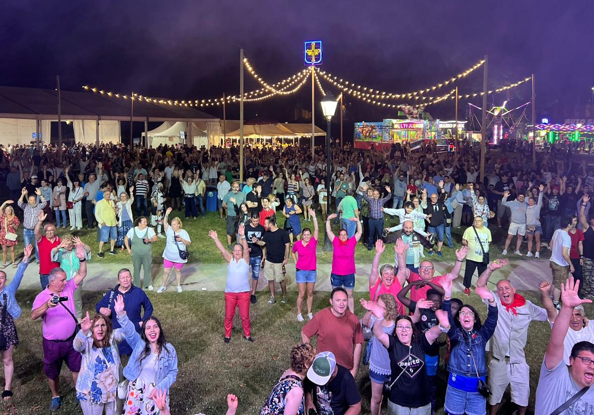 Ambiente nocturno el pasado fin de semana en las fiestas de Jove, celebradas por segundo año consecutivo en el parque de El Lauredal.