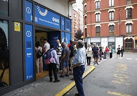Colas esta mañana en la oficina de atención ciudadana del Consorcio de Transportes de Asturias (CTA) situada en la estación de Alsas de Gijón.