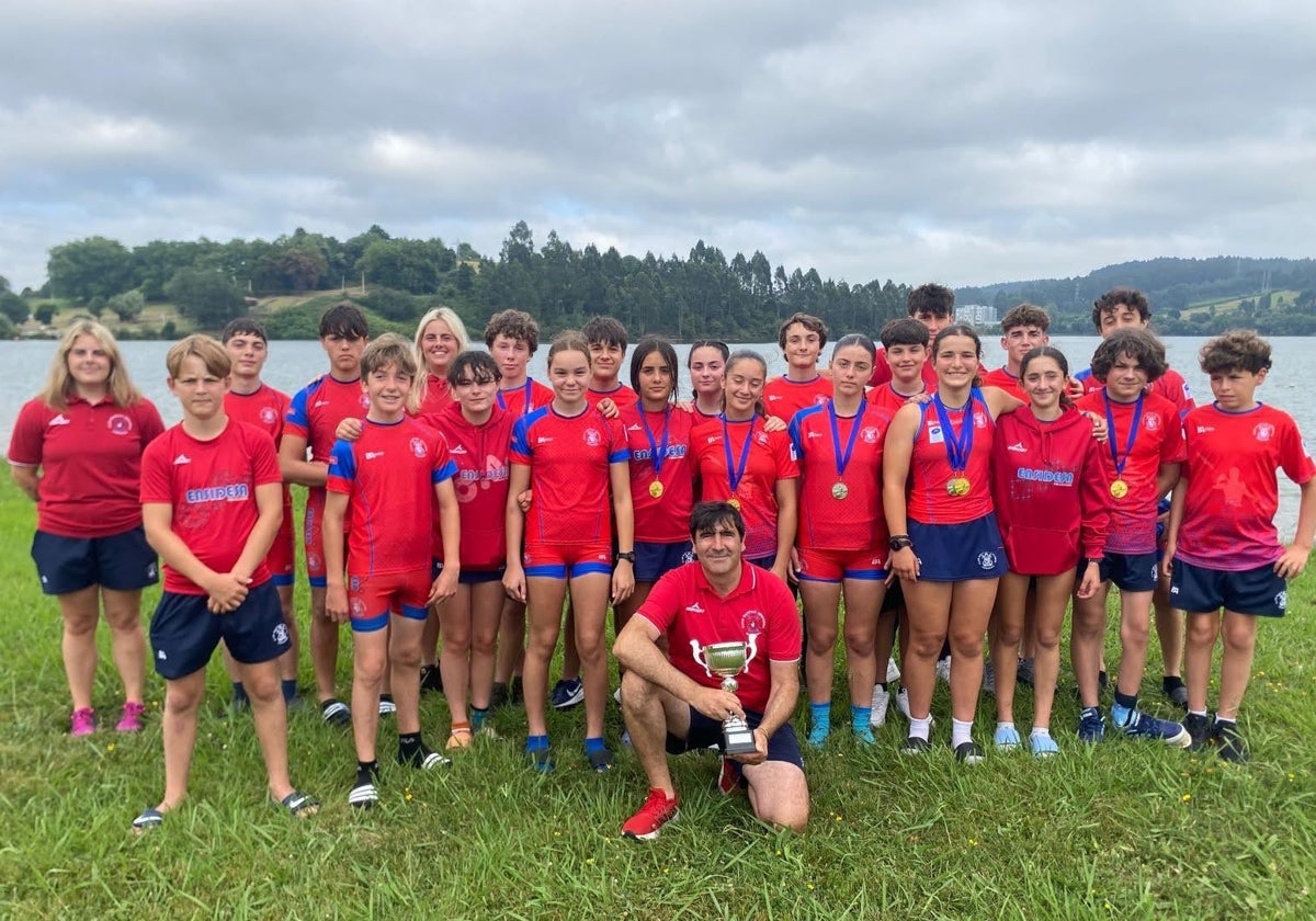 Palistas del Club Náutico Ensidesa, con sus medallas y trofeo tras ganar el Campeonato de Asturias Sprint en el embalse de Trasona.