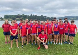 Palistas del Club Náutico Ensidesa, con sus medallas y trofeo tras ganar el Campeonato de Asturias Sprint en el embalse de Trasona.