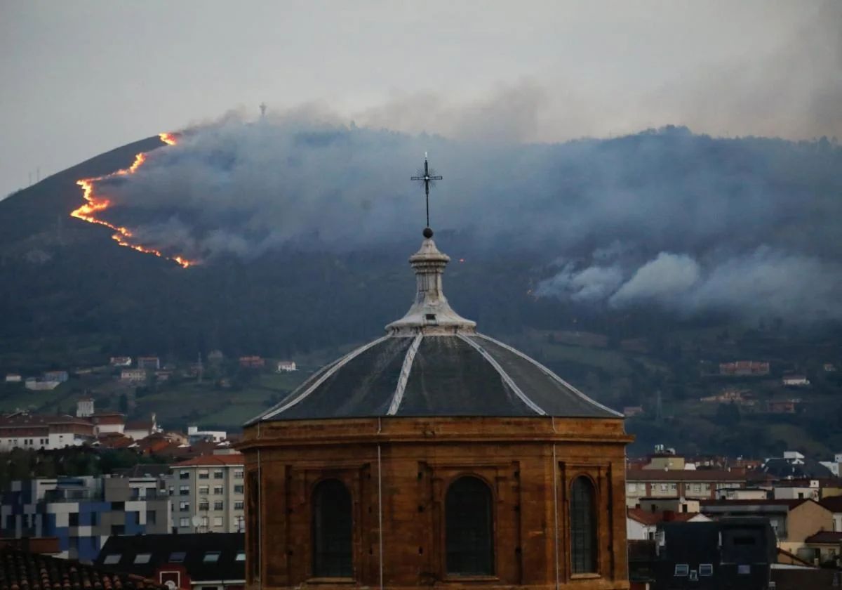 Incendio en el Monte Naranco, en marzo de 2023, visto desde Oviedo.