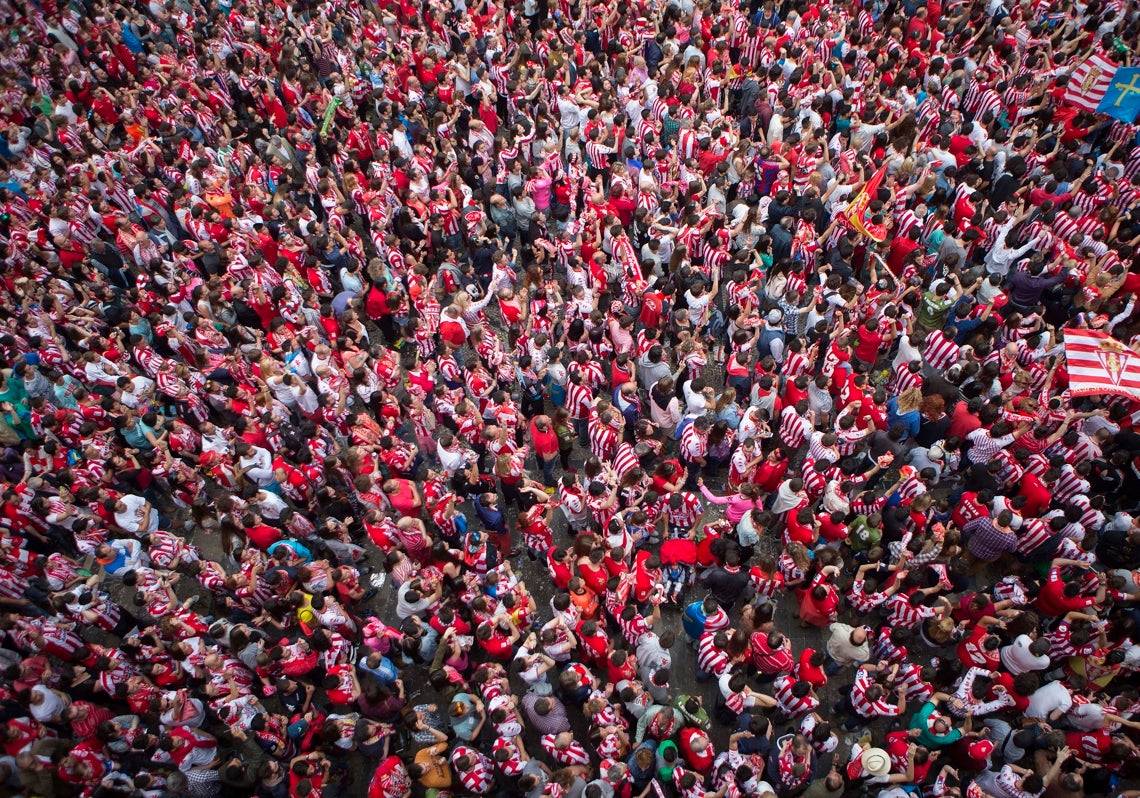 Imagen - Miles de personas salen a la calle para celebrar el ascenso de 2015.