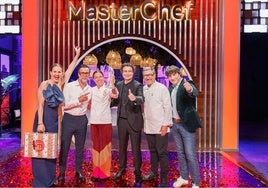 Gabriela, ganadora de 'Masterchef 12+1', con su premio y el jurado.