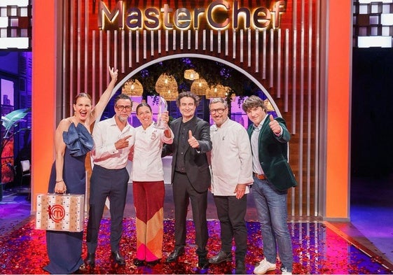 Gabriela, ganadora de 'Masterchef 12+1', con su premio y el jurado.