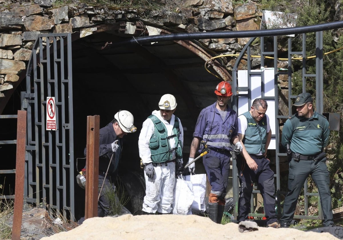 Agentes de la Guardia Civil tras examinar el interior de la mina de Cerredo.