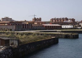 Panorámica de la franja litoral de los terrenos de los antiguos astilleros Naval Gijón, con la dársena en primer término.