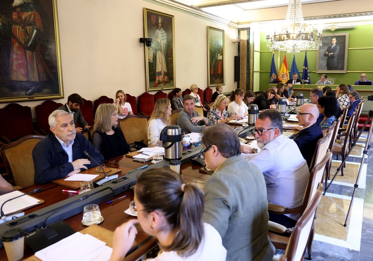 Gaspar Llamazares, con semblante serio, durante el Pleno.