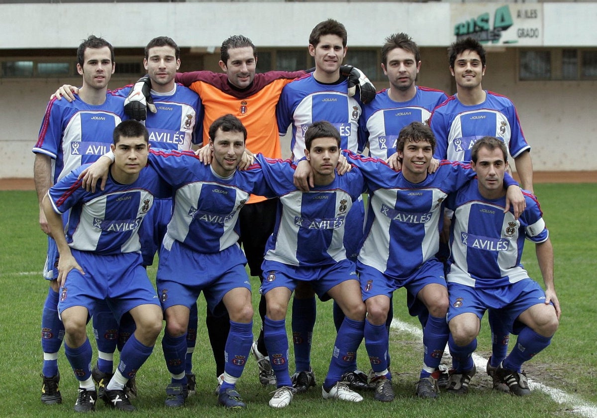 Una alineación del Real Avilés en la temporada 2009-2010 con publicidad de Avilés en las camisetas.