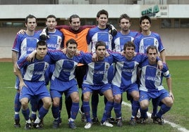 Una alineación del Real Avilés en la temporada 2009-2010 con publicidad de Avilés en las camisetas.