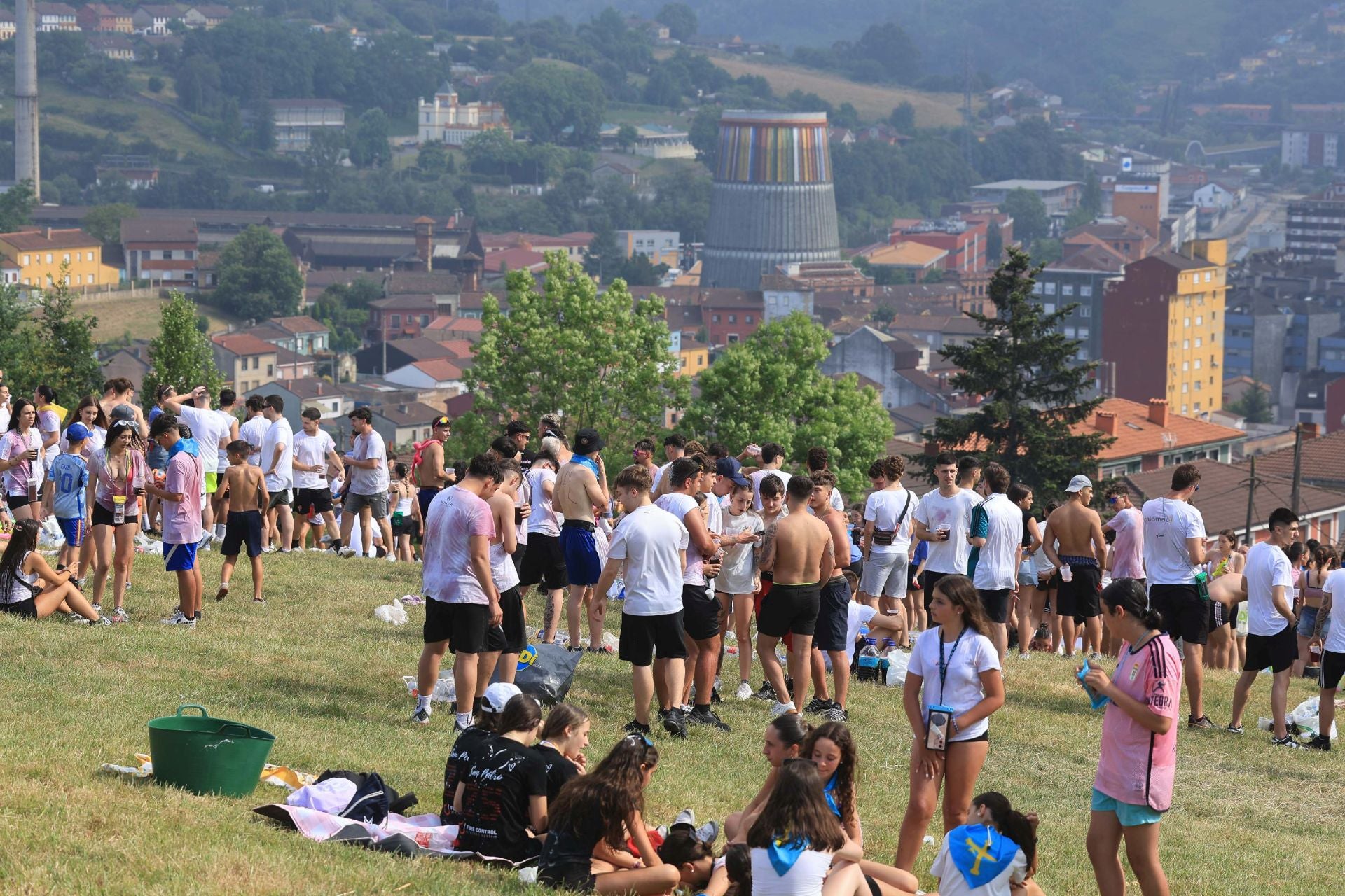 Jira y fiesta de la espuma para despedir a San Pedro en La Felguera