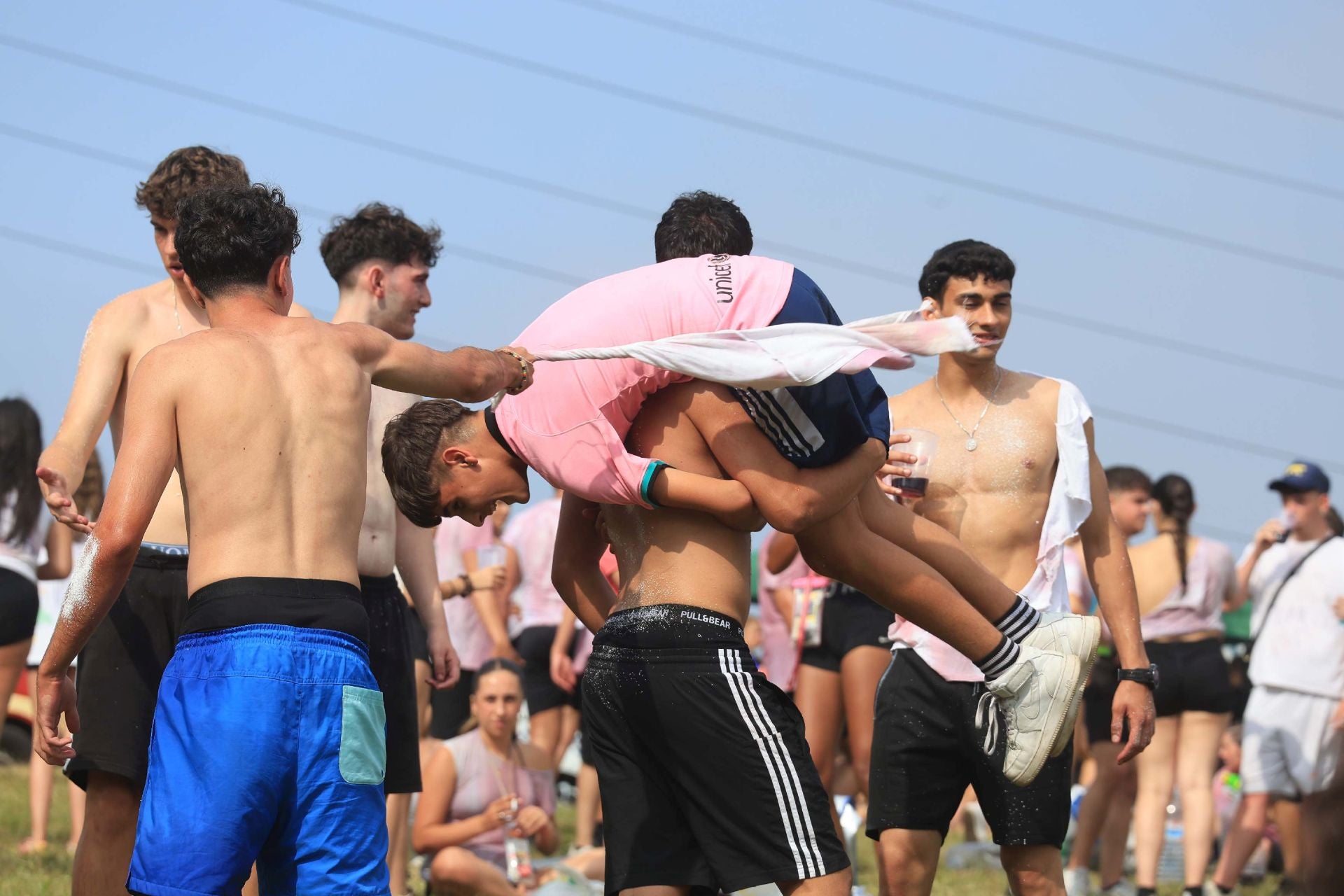 Jira y fiesta de la espuma para despedir a San Pedro en La Felguera