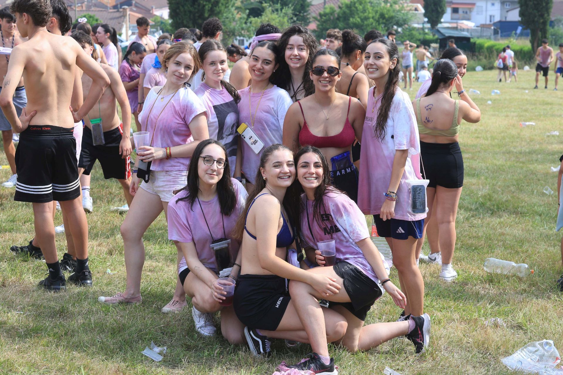 Jira y fiesta de la espuma para despedir a San Pedro en La Felguera