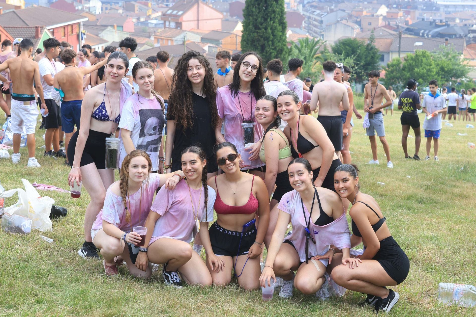 Jira y fiesta de la espuma para despedir a San Pedro en La Felguera