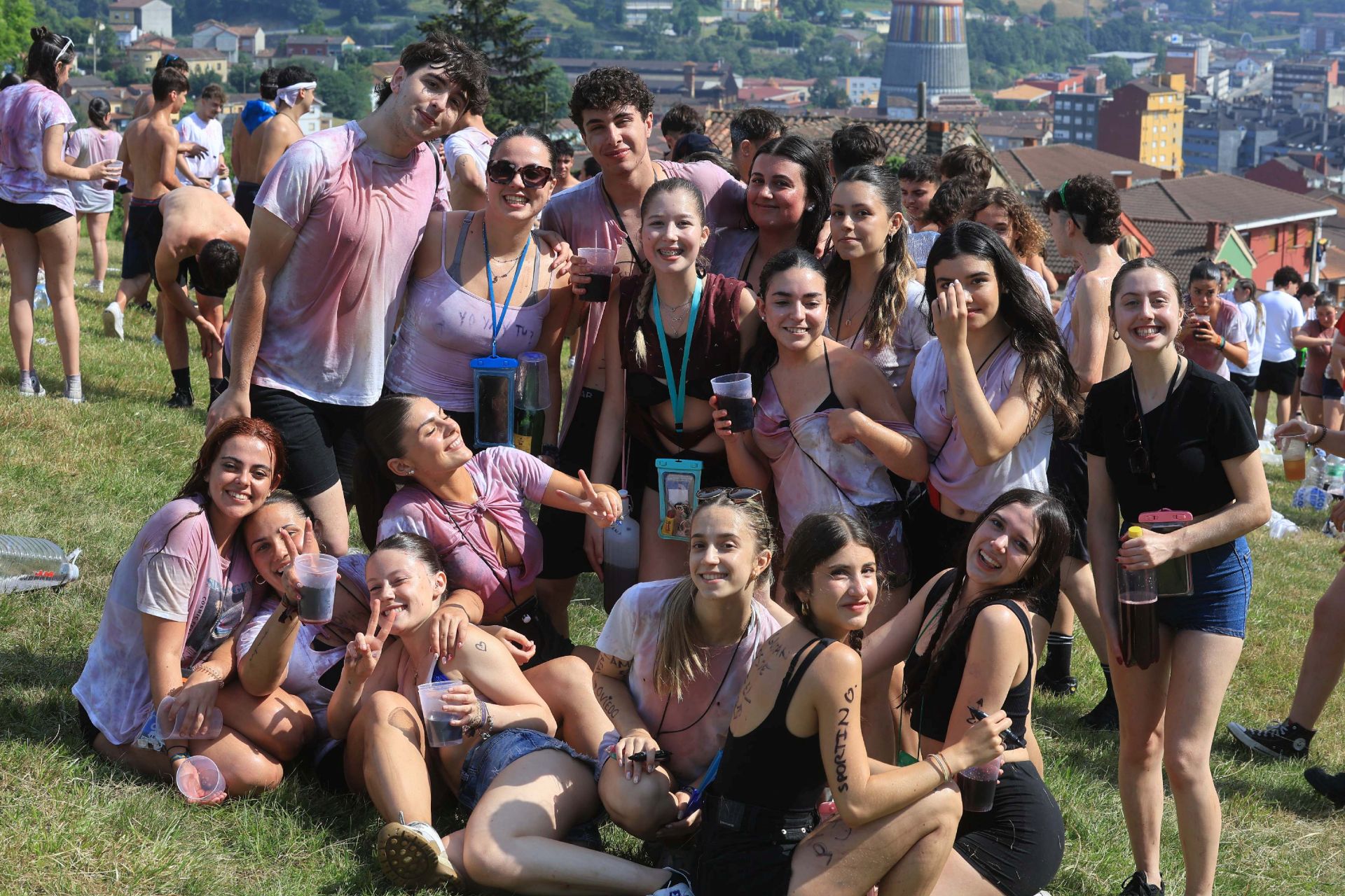 Jira y fiesta de la espuma para despedir a San Pedro en La Felguera