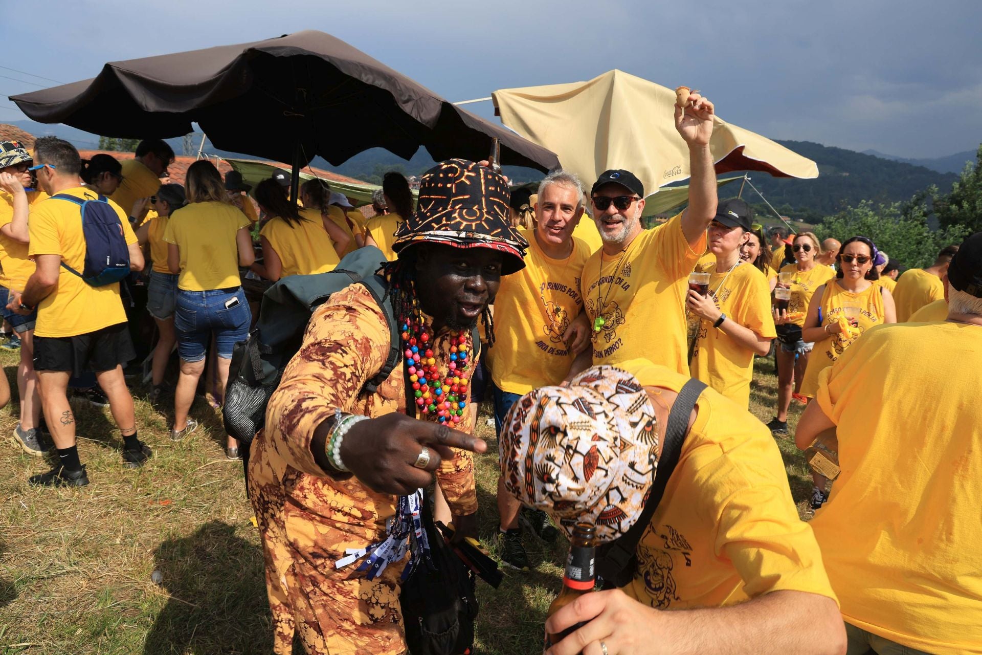 Jira y fiesta de la espuma para despedir a San Pedro en La Felguera