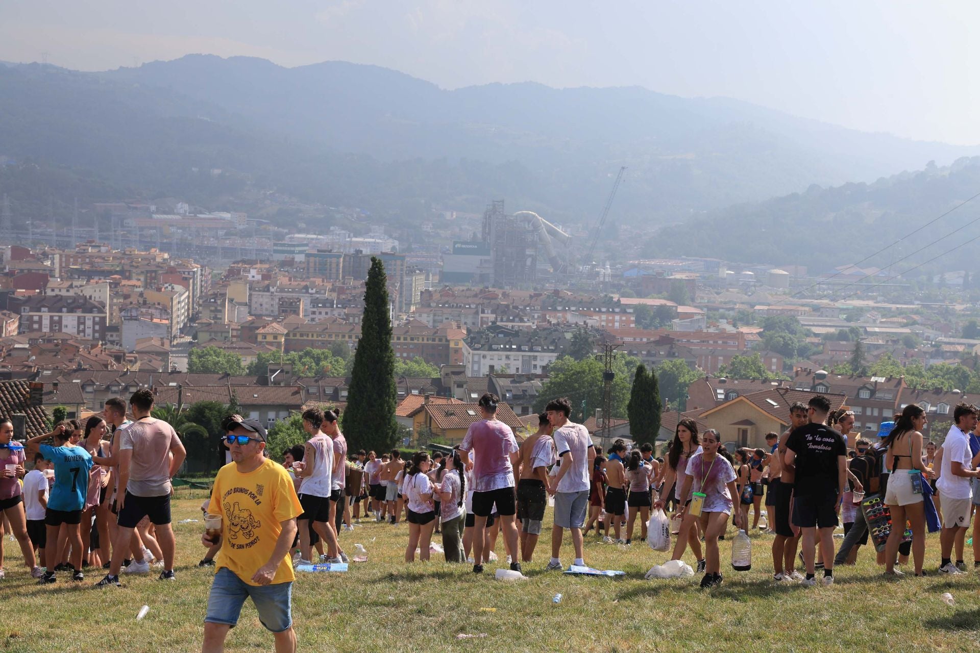 Jira y fiesta de la espuma para despedir a San Pedro en La Felguera