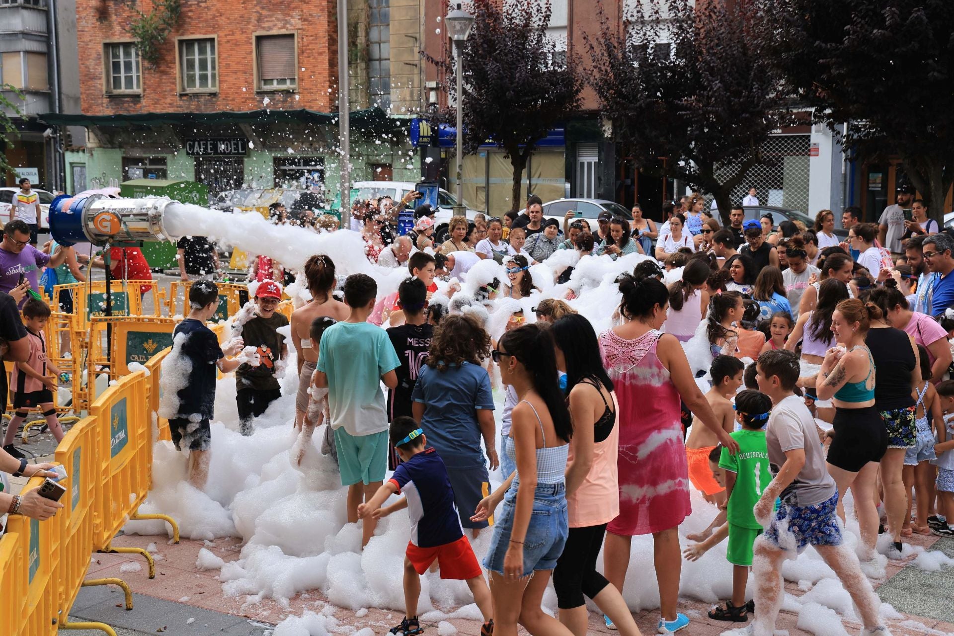 Jira y fiesta de la espuma para despedir a San Pedro en La Felguera