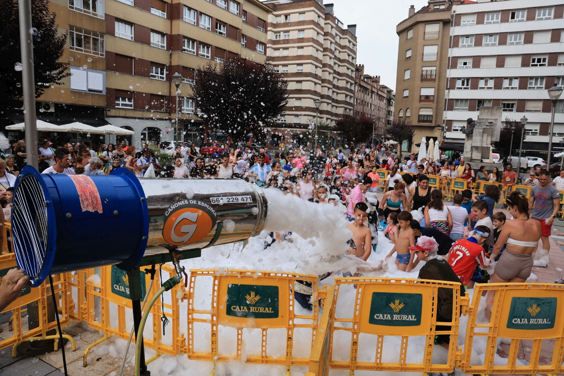 Jira y fiesta de la espuma para despedir a San Pedro en La Felguera