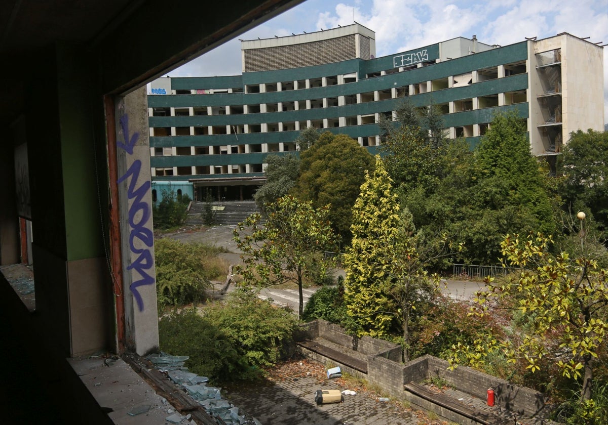 Los terrenos del antiguo HUCA, sobre los que se erigirá el Campus B de la Universidad.