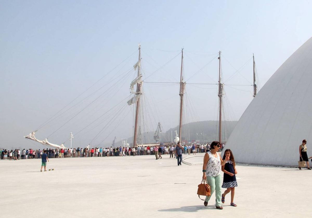 El buque-escuela de la Armada Española atracó en Avilés, junto al Centro Cultural Internacional Óscar Niemeyer, en julio de 2013. E. C.