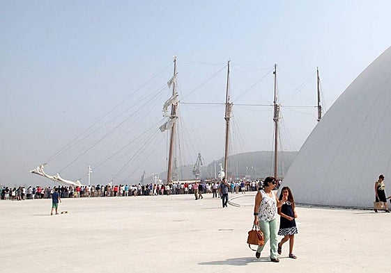 El buque-escuela de la Armada Española atracó en Avilés, junto al Centro Cultural Internacional Óscar Niemeyer, en julio de 2013. E. C.