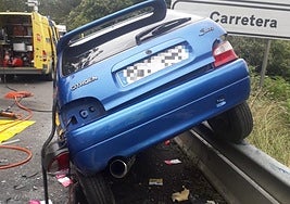 Uno de los coches quedó subido al quitamiedos y su conductor tuvo que ser excarcelado por los bomberos.