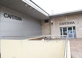 Acceso a la cafetería del polideportivo del Quirinal.