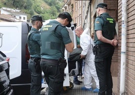 Traslado del cuerpo de la mujer asesinada.