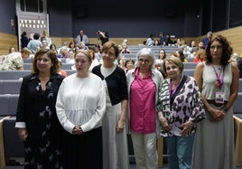 La concejala del PSOE Carmen Eva Pérez, la filósofa y feminista Amelia Valcárcel, la alcaldesa Carmen Moriyón, las exalcaldesas Ana González y Paz Fernández-Felgueroso, y la concejala de Seguridad Ciudadana, Nuria Bravo, en la Escuela Feminista Rosario de Acuña.