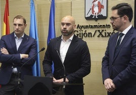 Adrián Pumares, Jesús Martínez Salvador y Jaime Fernández-Paíno, el 17 de junio, cuando pidieron por primera vez la dimisión o el cese de Nieves Roqueñí como presidenta del Puerto de Gijón.
