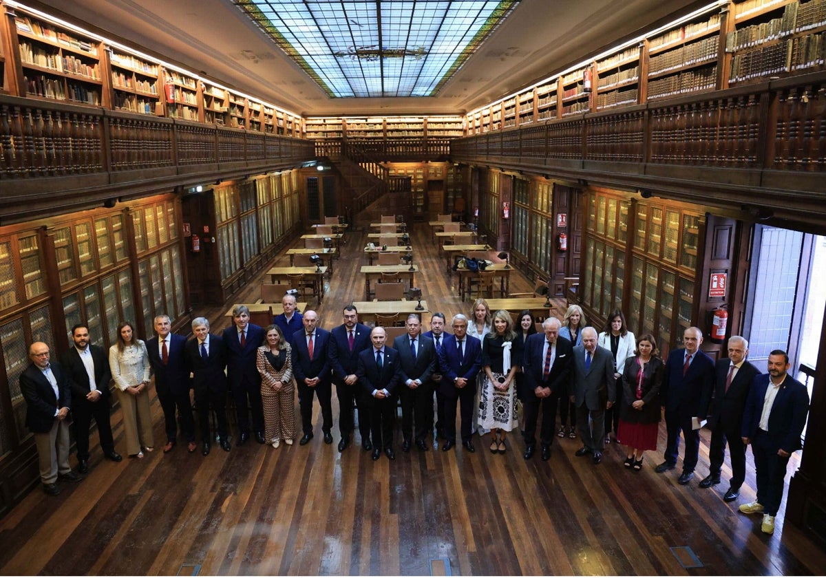 El rector y el presidente del Principado, con todos los galardonados, en la Biblioteca Histórica de la Universidad de Oviedo.