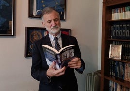 Juan Rodríguez Garat con su libro 'Tambores de guerra'.